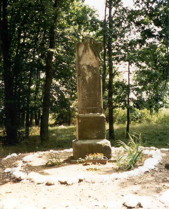The damaged Viehweg Monument 1998