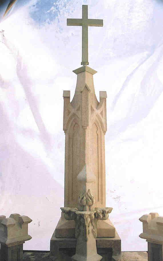 Reconstructed top of the Viehweg monument 2001