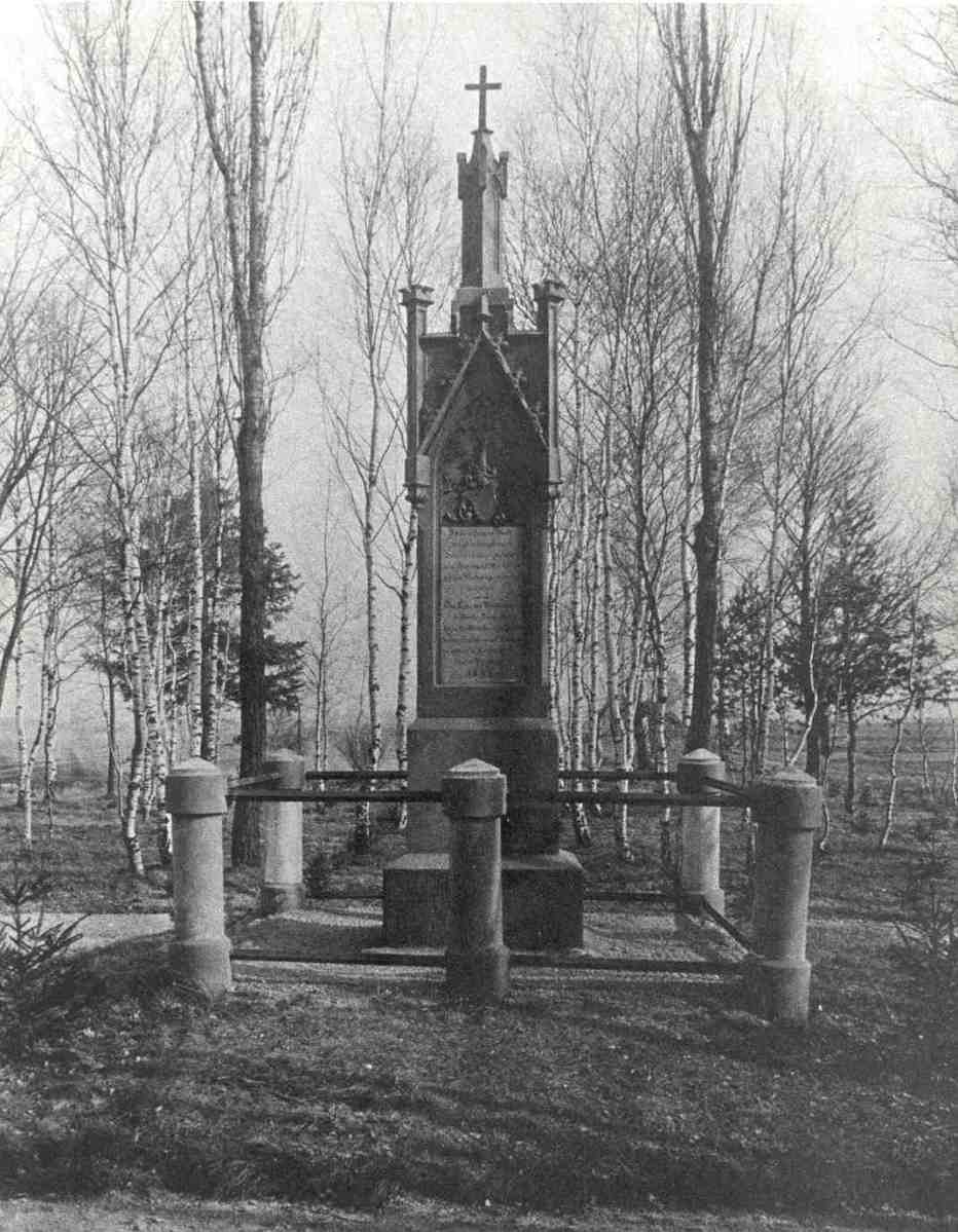 The original Viehweg Monument dated to 1903